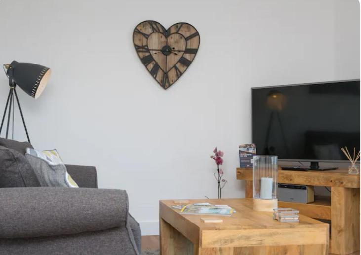 Adorable 1 Bedroom Country Cottage Bodewryd ภายนอก รูปภาพ